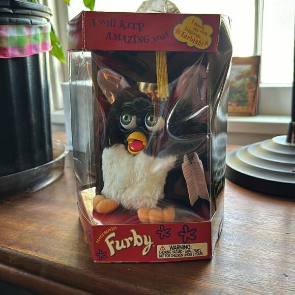 SPECIAL 1999 LIMITED EDITION RARE MISPRINT BOX GRADUATION FURBY #70-886 - Picture 2 of 6
